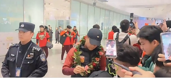 九游用户空间-U23国足载誉而归！上千球迷接机，李昊最受欢迎，球迷兴奋欢呼