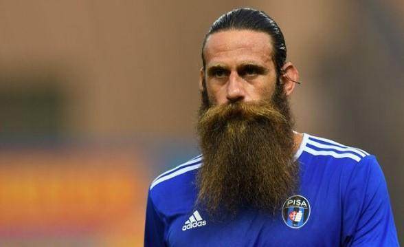 九游官方平台-假托蒂骗了真粉丝！意大利“美髯公”遭整蛊